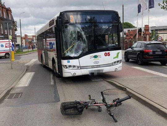Starszy mężczyzna pod kołami autobusu. BYŁ POD WPŁYWEM ALKOHOLU !!