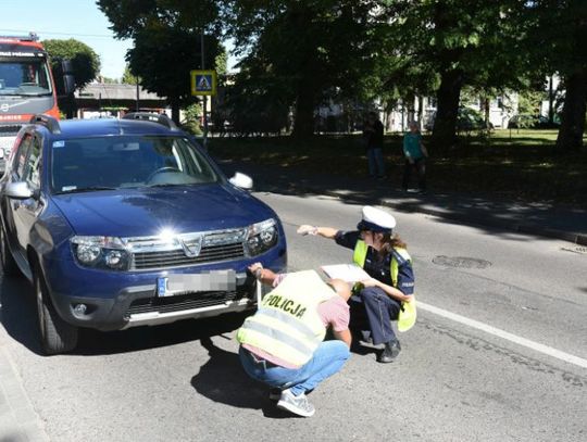 Starszy pan w samochodzie potrącił starszego pana na rowerze