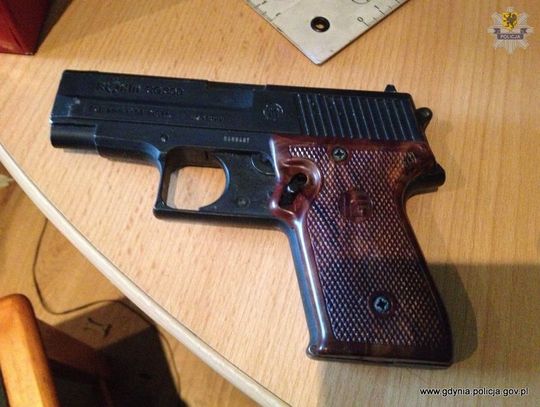 Sterroryzowali "bronią" sprzedawcę i ukradli gotówkę