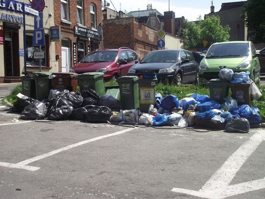 Sterta śmieci w centrum miasta. Mieszkańcy podrzucają odpady?