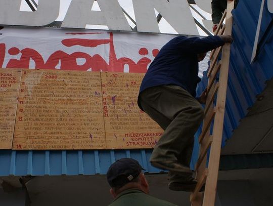 Stocznia Gdańska - &quot;Solidarność&quot; na wierzchu - zakryła &quot;Lenina&quot; prezydenta Adamowicza