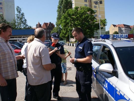 Stoczniowcy sztandarem &quot;Solidarności&quot; zasłaniają &quot;Lenina&quot; w Stoczni Gdańskiej. Policja w akcji - Guzikiewicz spisany