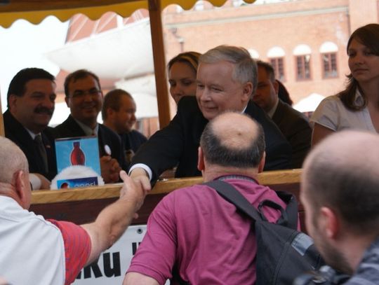 Stoczniowcy za Kaczyńskim. Objazd z kwiatami i ulotkami