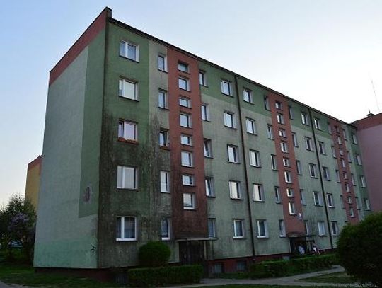 Strach paraliżuje  mieszkańców. Odcięci od piwnicy, boją się wychodzić z budynku 