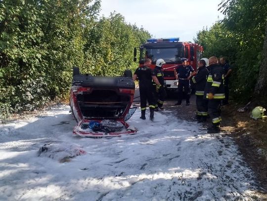 Stracił panowanie nad pojazdem zjechał na pobocze i dachował