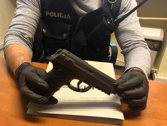 Straszył pistoletem, chciał ukraść pieniądze. 20-latek jest w areszcie