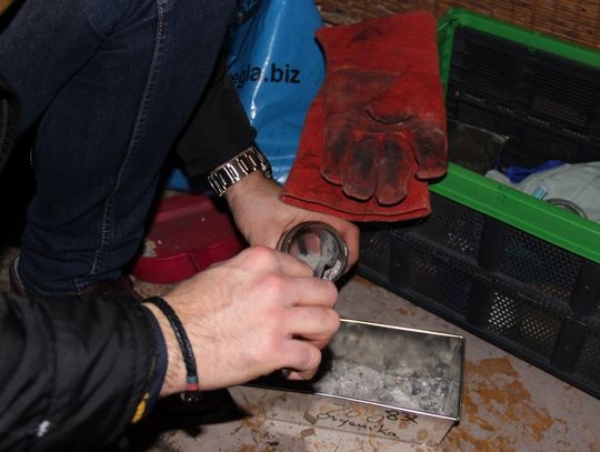 Straż Miejska pobiera próbki popiołu do badań - wczoraj odwiedziła już 5 domów