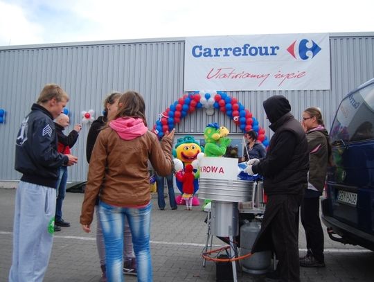 Strażacy, gry i mokra piana. Atrakcyjny Dzień Dziecka z Carrefour’em