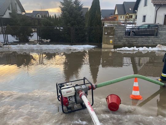Strażacy mają ręce pełne roboty. Woda roztopowa zalewa piwnice, posesje i drogi
