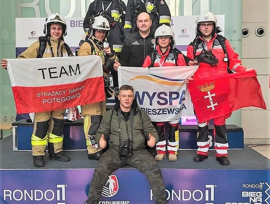 Strażacy z gminy Potęgowo wbiegli na szczyt warszawskiego wieżowca!