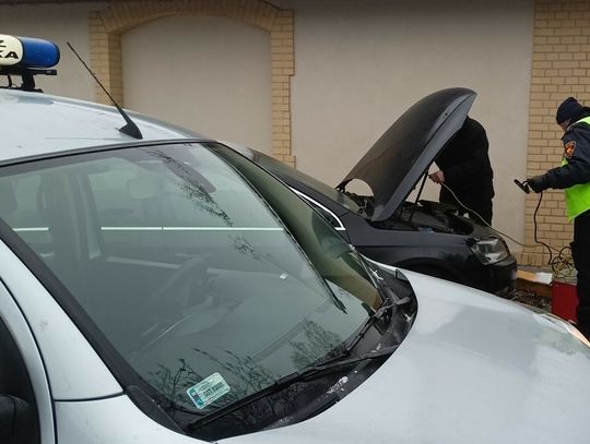 Strażnicy miejscy pomagają mieszkańcom odpalić auta zimą. Potrzebujesz pomocy? Zadzwoń