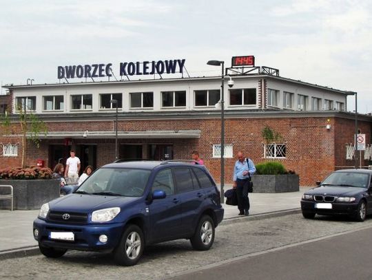Strażnicy miejscy przypatrzą się parkującym przed dworcem