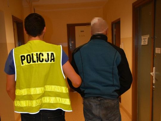 Strzał ostrzegawczy powstrzymał mężczyznę z tasakiem przed atakiem na policjantów