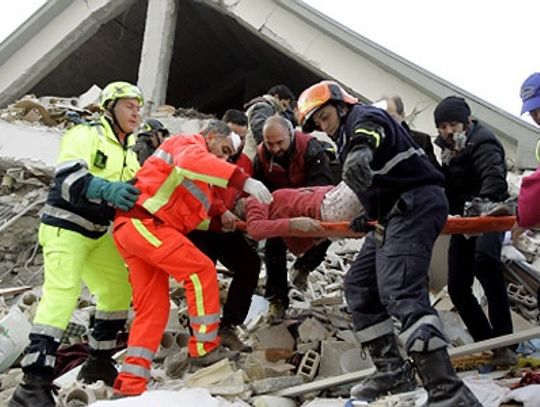 Studenci wrócili ze zniszczonej po trzęsieniu ziemi L'Aquili