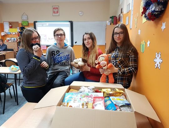 Świąteczne paczki od uczniów dla Domu Dziecka w Ustce i Muszkieterów Szpiku