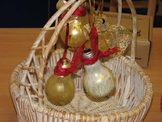 Świąteczne prezenty przyjazne środowisku. Bombki z żarówki?