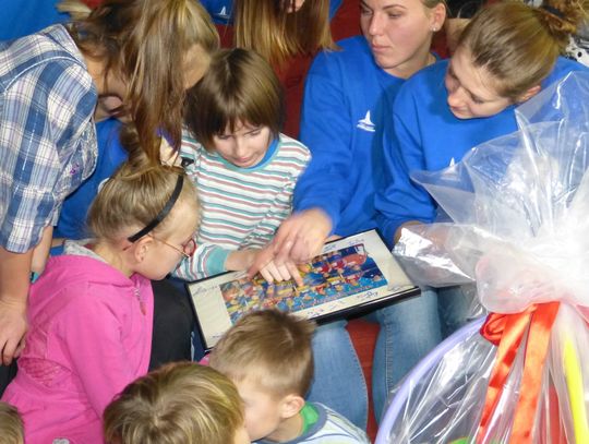 Świąteczny gest samborzanek. Piłki i słodycze dla Domu Dziecka