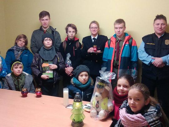 Światło z Betlejem w Starogardzie. Harcerze po raz 25. przekazali Betlejemskie Światło Pokoju w Polsce