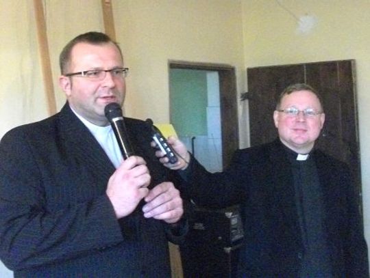 Świeca Caritasu - płomyk radości i ciepła na wigilijnym, stole 