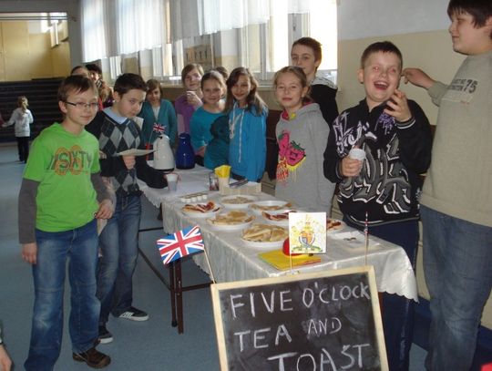 Święto szkoły - tańce, śpiewy i karaoke