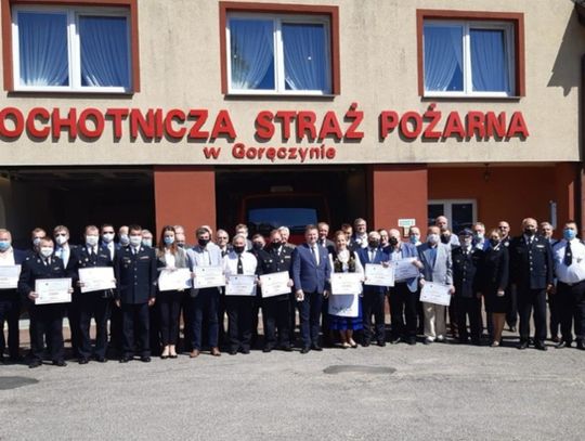 Symboliczne czeki mają realną wartość. Dofinansowanie na zakup sprzętu dla strażaków ochotników