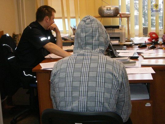 SZAJKA nie-charytatywna. Pół tony odzieży z kontenerów - na lewo