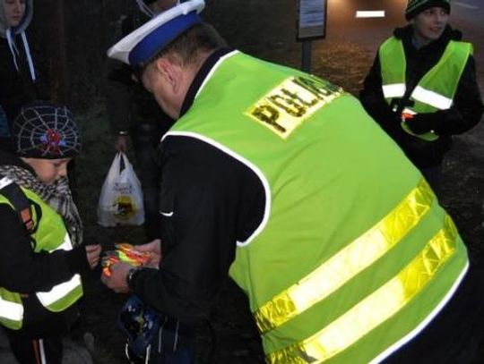 Szaro, zmrok – noś odblaski, będziesz widoczny dla kierowców! 