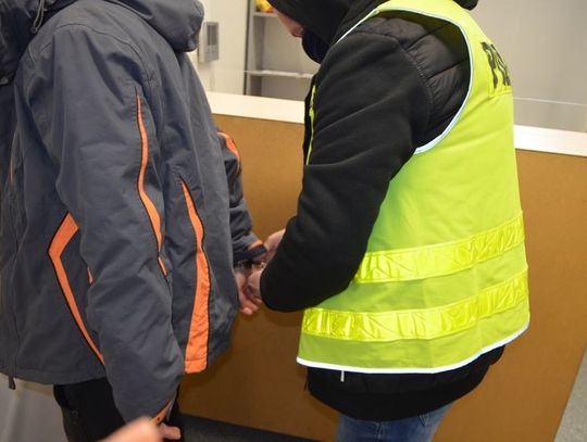 Szedł bez maseczki, miał przy sobie narkotyki i był poszukiwany