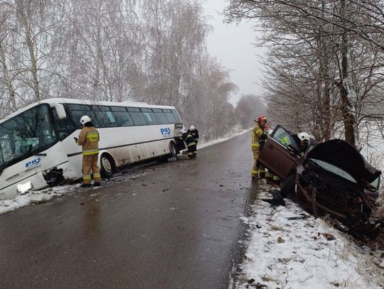 Szklanka na drogach. Autobus PKS zderzył się z autem osobowym