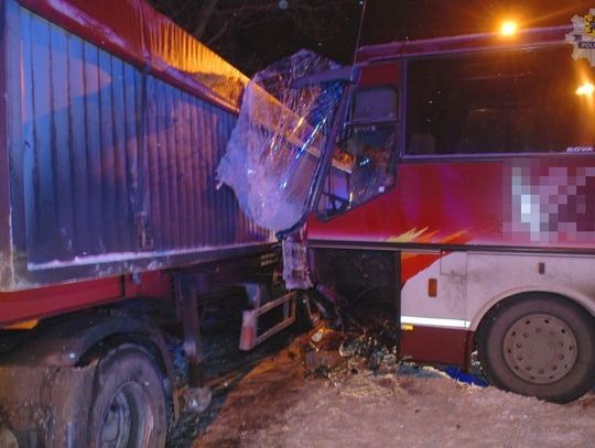 Szkolny gimbus zderzył się z ciężarówką, ranny kierowca i dzieci w szpitalu 