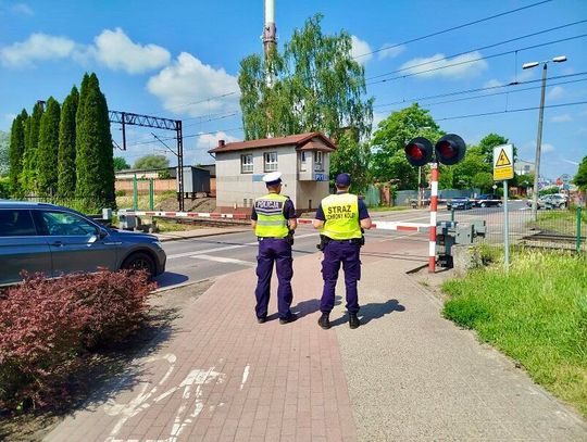 Szlaban na ryzyko. Policjanci i kolejarze przypominali o bezpieczeństwie na przejazdach