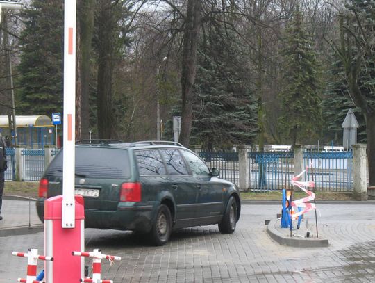 Szlabany przy wjeździe do szpitala. Wkrótce nowy sposób obsługi parkujących 
