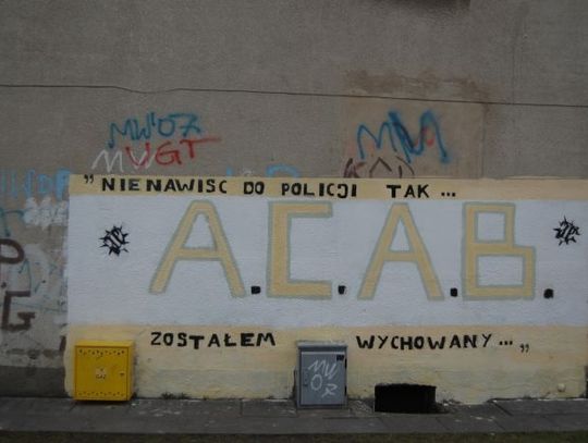 Szpecące napisy na murach. Czasem „wiszą” od lat...