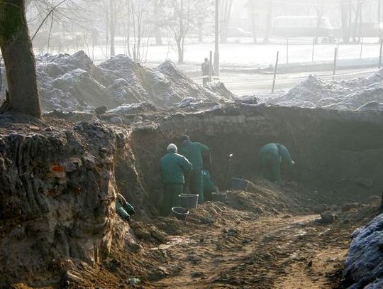 TAJEMNICA zbiorowej mogiły - 2120 ciał pochowanych po wejściu wojsk sowieckich