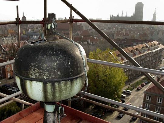 Tajemnicza tuba na wieży Ratusza Staromiejskiego