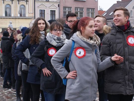 Tanecznym krokiem do matury. Tczewscy uczniowie opanowali "starówkę"!