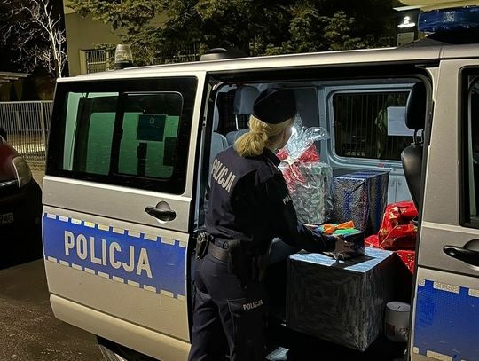 [ZDJĘCIA] Tczewscy policjanci i pracownicy policji przekazali dary w ramach „Szlachetnej Paczki”