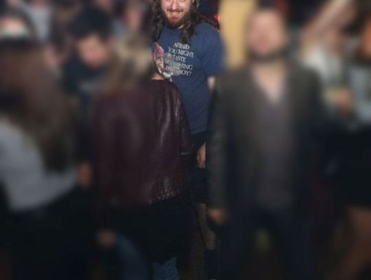 Ten mężczyzna może mieć związek z rozbiciem pamiątkowej tablicy, jeśli go rozpoznajesz, powiadom policjantów