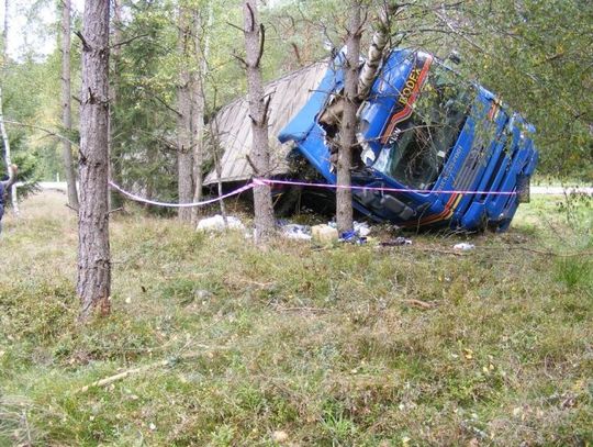 Tir leżał w rowie, a kierowca na gazie biegł obok.