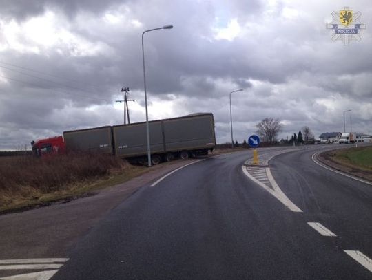 Tir w rowie - pędem na zakręcie