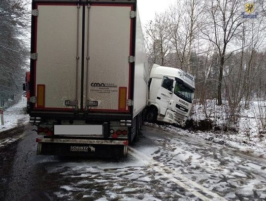 TIR wpadł w poślizg i wjechał do rowu.