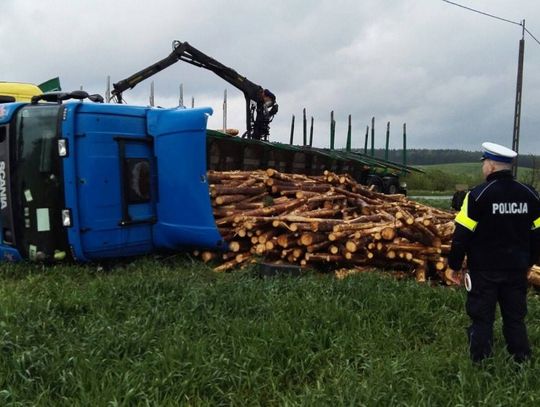 TIR z drewnem wylądował w rowie