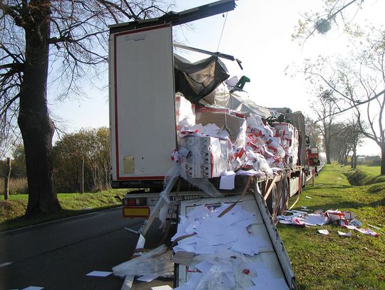 TIR zahaczył o drzewo – papier zasypał drogę