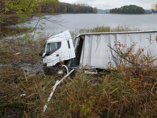 TIR ze stalą w jeziorze