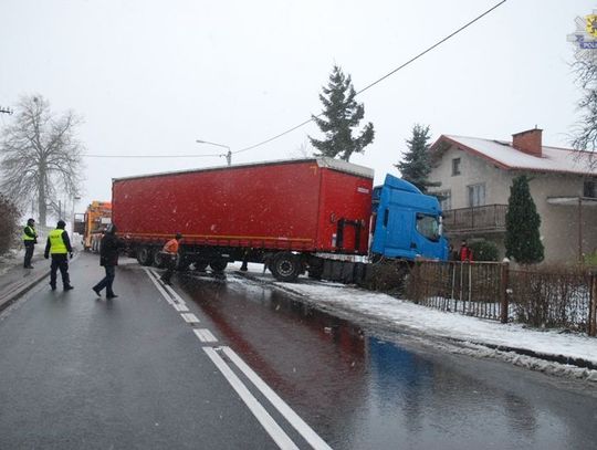 Tirem w ogrodzenia - lód na drodze, padał śnieg, wiał silny wiatr