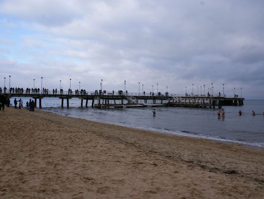 Tłumy na plaży, odważni w wodzie