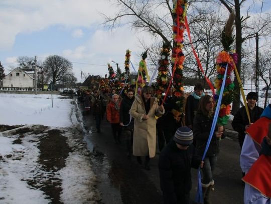 Tłumy wiernych w uroczystym pochodzie
