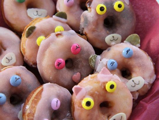 Tłusty czwartek. Co grozi temu, kto nie zje pączka i dlaczego w ostatki jadło się mięso? 