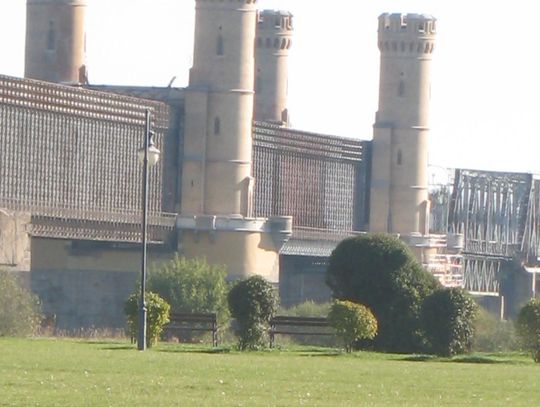 To nie granat. Wiadomo, co leżało na parkingu przy mostach