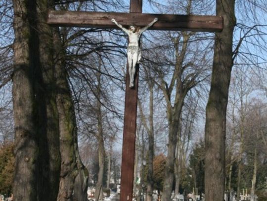 Toporkiem na krzyż? Uszkodzony krucyfiks na cmentarzu